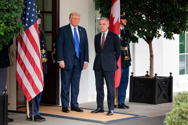 El presidente Donald Trump recibe al primer ministro canadiense Mark Carney en la Casa Blanca, en Washington, el 7 de octubre de 2025. (Chip Somodevilla/Getty Images)