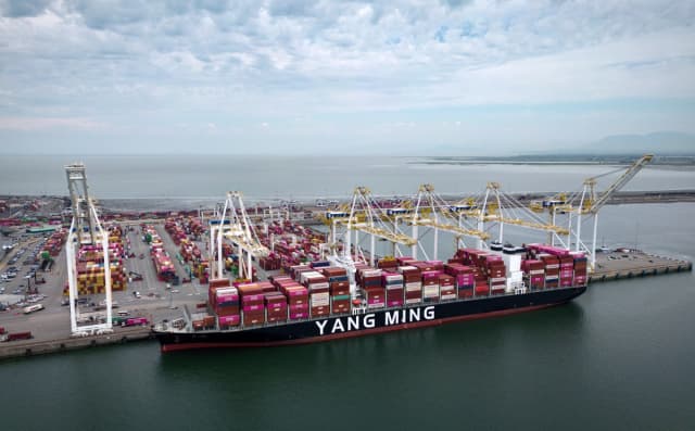 Se descargan contenedores del buque portacontenedores Yang Ming Throne en Deltaport, en Delta, Columbia Británica, el 16 de julio de 2026. (The Canadian Press/Darryl Dyck)