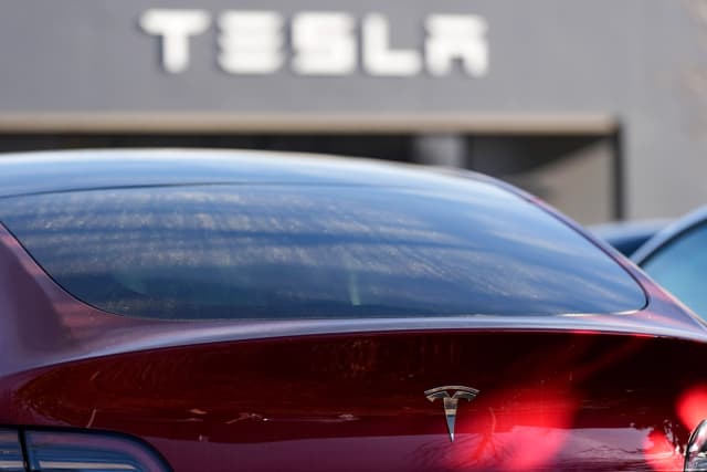 Un Tesla Model Y y otros vehículos Tesla se encuentran en un concesionario en Kennesaw, Georgia, el 19 de marzo de 2025. (Foto de Mike Stewart/AP).