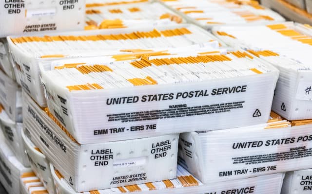 Las papeletas de votación avanzan en un proceso de auditoría en la oficina del Registro Electoral del Condado de Orange en Santa Ana, California, el 9 de junio de 2022. (John Fredricks/The Epoch Times).