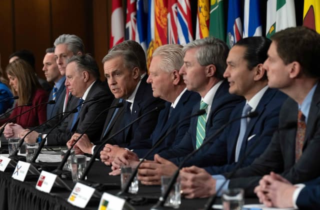 Los primeros ministros estatales observan mientras el primer ministro Mark Carney pronuncia su discurso de apertura en una conferencia de prensa tras la reunión de primeros ministros en Ottawa el 29 de enero de 2026. (The Canadian Press/Adrian Wyld).