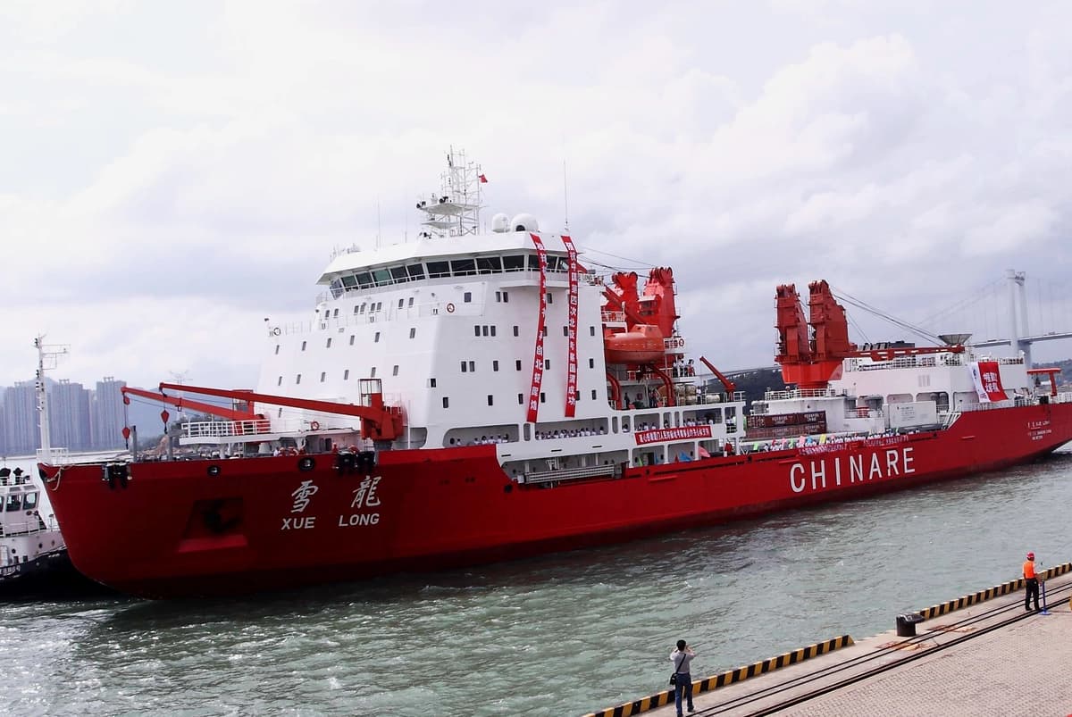 El buque de investigación y rompehielos chino Xuelong, que partirá hacia el Ártico, llega a Xiamen, provincia de Fujian, China, el 27 de junio de 2010. El Ártico es una región muy codiciada por Pekín, ávida de energía, por sus reservas aún sin explotar de petróleo y gas natural. (STR/AFP vía Getty Images)