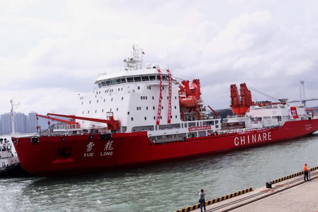 El buque de investigación y rompehielos chino Xuelong, que partirá hacia el Ártico, llega a Xiamen, provincia de Fujian, China, el 27 de junio de 2010. El Ártico es una región muy codiciada por Pekín, ávida de energía, por sus reservas aún sin explotar de petróleo y gas natural. (STR/AFP vía Getty Images)