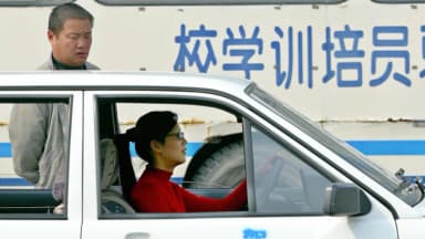 Autoescuelas chinas cierran y reducen su actividad ante caída de número de nuevos conductores