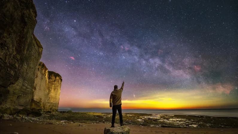 Un astrofotógrafo realza impresionantes tomas de la Vía Láctea con innovadores paisajes nocturnos