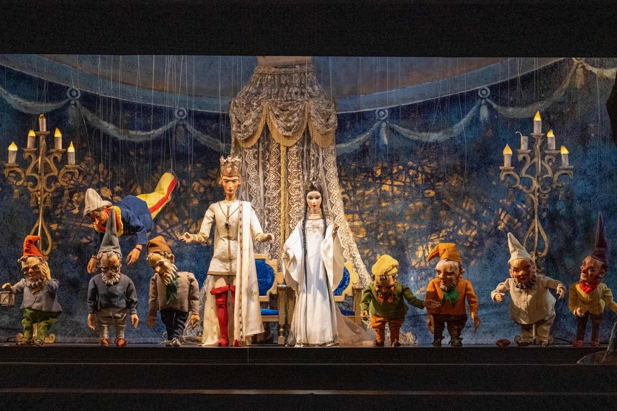 Marionetas en escena en el Teatro de Marionetas de Salzburgo, Austria, el 14 de febrero de 2023. (Joe Klamar/AFP vía Getty Images)