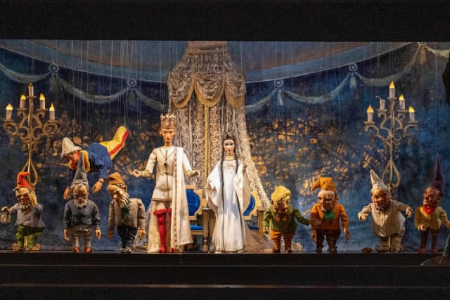 Marionetas en escena en el Teatro de Marionetas de Salzburgo, Austria, el 14 de febrero de 2023. (Joe Klamar/AFP vía Getty Images)