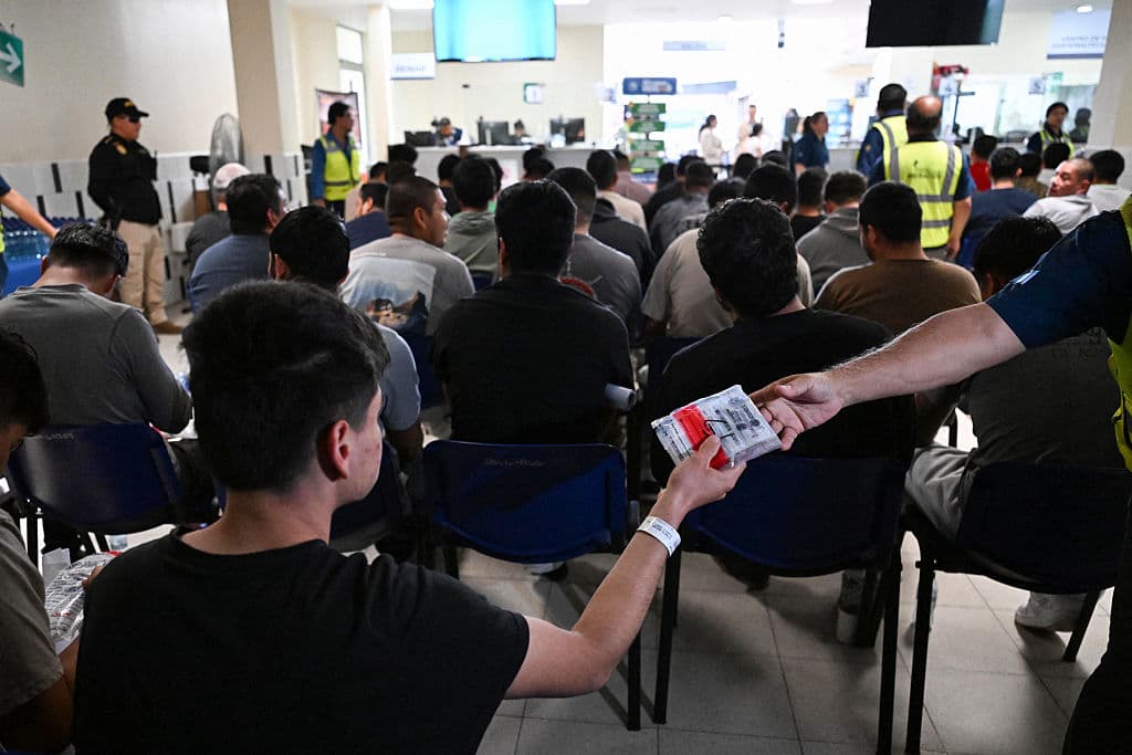 Un migrante mexicano deportado de Estados Unidos recibe asistencia en el Centro de Recepción de Retornados tras llegar a la Base de la Fuerza Aérea Guatemalteca en Ciudad de Guatemala el 21 de agosto de 2026. (Johan Ordóñez / AFP vía Getty Images)