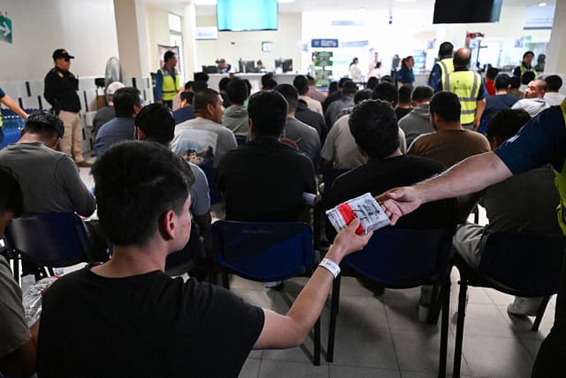 Un migrante mexicano deportado de Estados Unidos recibe asistencia en el Centro de Recepción de Retornados tras llegar a la Base de la Fuerza Aérea Guatemalteca en Ciudad de Guatemala el 21 de agosto de 2026. (Johan Ordóñez / AFP vía Getty Images)
