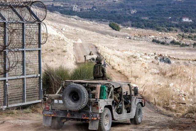 Vehículos Humvee del ejército israelí se desplazan por la zona de amortiguación patrullada por la ONU que separa a las fuerzas israelíes y sirias en los Altos del Golán, cerca de la aldea drusa de Majdal Shams, en los Altos del Golán anexionados por Israel, el 21 de diciembre de 2024. (Jalaa Marey/AFP vía Getty Images)