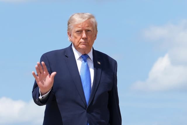El presidente Donald Trump saluda con la mano mientras sube al Air Force One en la Base Conjunta Andrews, Maryland, el 4 de agosto de 2026. (Mark Schiefelbein /AP Photo)