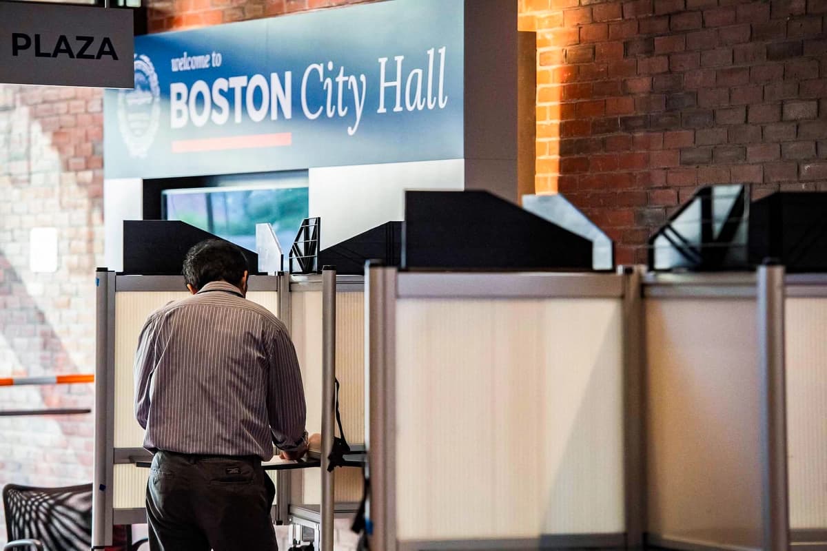 Un votante llena su boleta para las elecciones de mitad de período en el Ayuntamiento de Boston el 8 de noviembre de 2022. (Joseph Prezioso/AFP vía Getty Images)