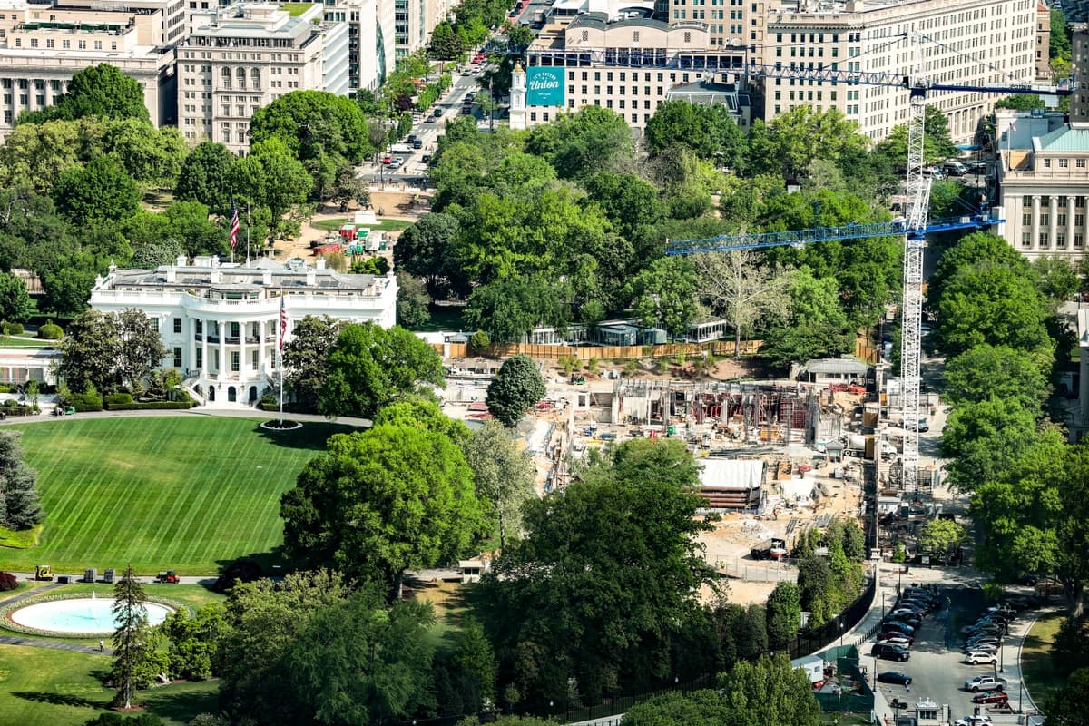 Grúas de construcción se ven desde el Monumento a Washington en el sitio donde se ubicaba el antiguo Ala Este de la Casa Blanca el 17 de abril de 2026. (Anna Moneymaker/Getty Images)