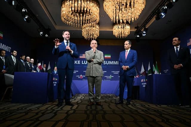 (De izquierda a derecha) El vicepresidente de Estados Unidos, JD Vance, habla junto al primer ministro pakistaní, Shehbaz Sharif, el primer ministro catarí, el jeque Mohammed bin Abdulrahman bin Jassim al-Thani, y el jefe del Estado Mayor del Ejército pakistaní, el mariscal de campo Asim Munir, durante una reunión cuadrilateral entre Estados Unidos, Irán, Pakistán y Catar en el lago de Lucerna, Suiza, el 21 de junio de 2026. (Fabrice Coffrini / POOL / AFP vía Getty Images)