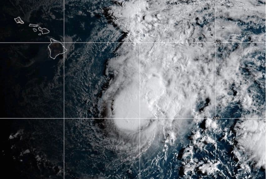 La tormenta tropical Moke avanza hacia Hawái en el océano Pacífico, según muestra esta imagen satelital de la NOAA tomada el 22 de agosto de 2026. (NOAA vía AP)
