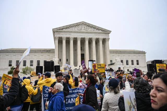 Miembros de la Alianza Nacional TPS se manifiestan frente a la Corte Suprema en Washington el 29 de abril de 2026. (Alex Wroblewski/AFP vía Getty Images)