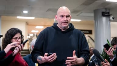 Fetterman rechaza la "reacción exagerada" ante la IA y los centros de datos, y dice que China se beneficia