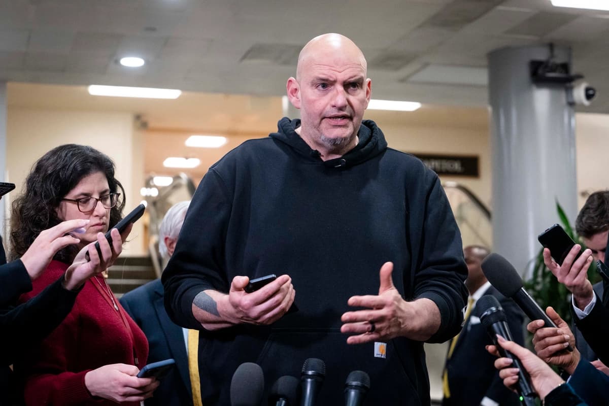 El senador John Fetterman (demócrata por Pensilvania) habla con los periodistas en el Capitolio, en Washington, el 3 de marzo de 2026. (Madalina Kilroy/The Epoch Times)