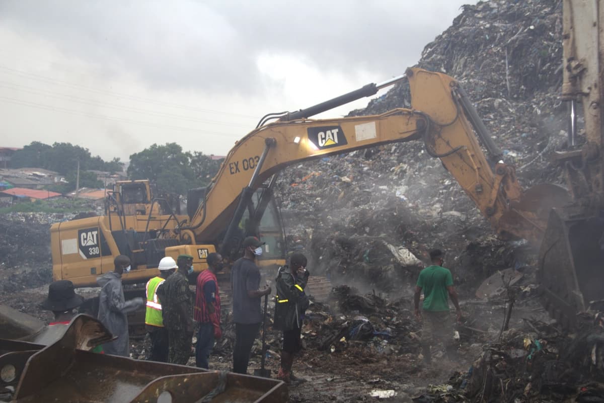 Los equipos de rescate buscan entre una pila de basura tras su derrumbe en el vertedero más grande de Conakry, Guinea, el domingo 23 de agosto de 2026. (Foto de Fodo Toure/AP).