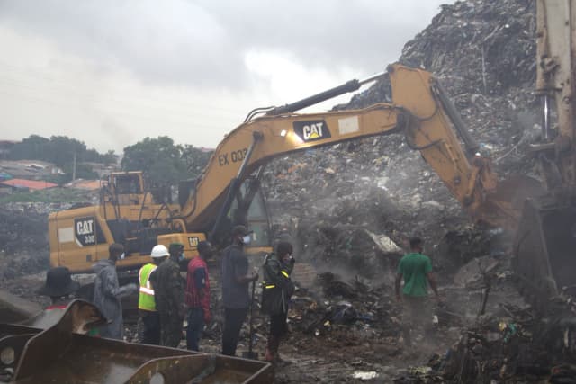Los equipos de rescate buscan entre una pila de basura tras su derrumbe en el vertedero más grande de Conakry, Guinea, el domingo 23 de agosto de 2026. (Foto de Fodo Toure/AP).