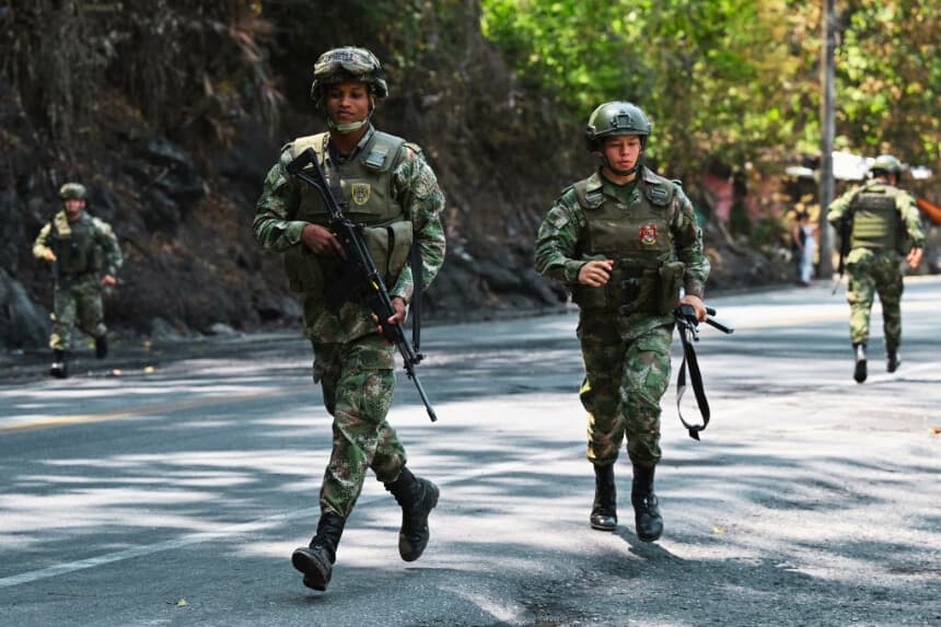 Soldados colombianos vigilan una carretera Colombia, el 21 de marzo de 2023. (RAÚL ARBOLEDA/AFP vía Getty Images)