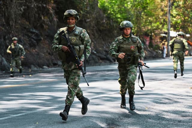 Soldados colombianos vigilan una carretera Colombia, el 21 de marzo de 2023. (RAÚL ARBOLEDA/AFP vía Getty Images)