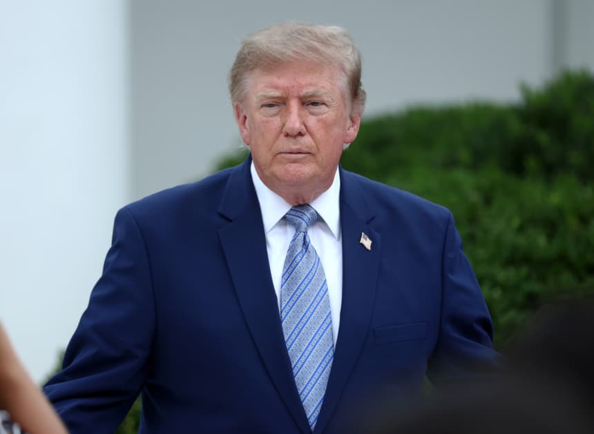 El presidente de EE. UU., Donald Trump (C), conversa con los invitados durante un evento en el que se anunció la ampliación de una iniciativa de acogida temporal en el Jardín de las Rosas de la Casa Blanca, el 20 de agosto de 2026, en Washington, DC. ( Finn Gomez/Getty Images)
