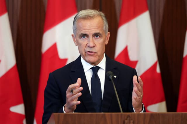 El primer ministro canadiense, Mark Carney, habla en una conferencia de prensa en Ottawa, Ontario, el 22 de agosto de 2026, tras el fracaso de las negociaciones comerciales con Estados Unidos. (Dave Chan / AFP vía Getty Images)