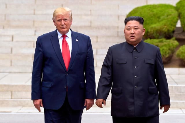 El presidente Donald Trump se reúne con el líder norcoreano Kim Jong Un en el lado norcoreano de la frontera, en la aldea de Panmunjom, en la Zona Desmilitarizada, el 30 de junio de 2019. (Susan Walsh/Foto AP).