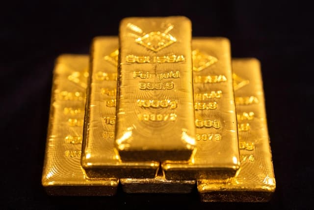 Lingotes de oro de 1000 gramos cada uno se exhiben en la Refinería Austriaca de Oro y Plata (Oegussa) en Viena, Austria, el 3 de febrero de 2026. (Georg Hochmuth/APA/AFP vía Getty Images)