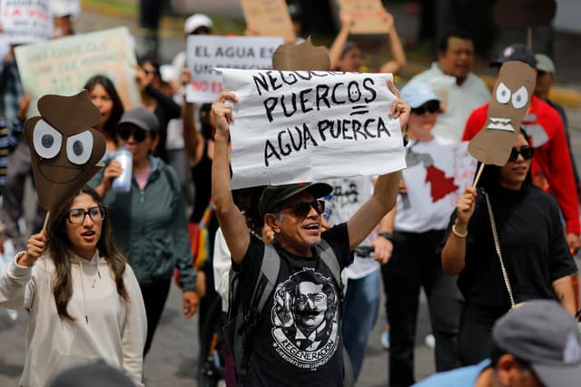 Personas protestan durante el Agua KK Fest este domingo, donde denuncian que el agua está contaminada con coliformes fecales y metales pesados como aluminio y plomo, y está llegando a sus casas y enfermándolos desde hace al menos 4 meses, en Guadalajara, en Jalisco, México. (EFE/ Francisco Guasco)