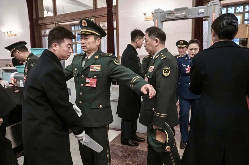 Los delegados militares que asisten a la Asamblea Nacional del Pueblo del Partido Comunista Chino se someten a controles de seguridad al entrar en el Gran Salón del Pueblo en Beijing el 5 de marzo de 2026. (Kevin Frayer/Getty Images).