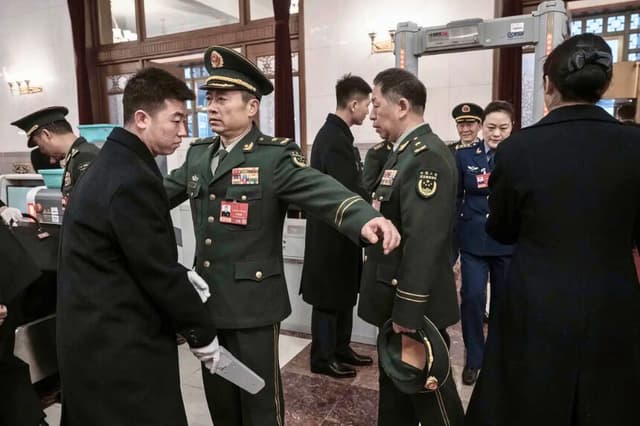 Los delegados militares que asisten a la Asamblea Nacional del Pueblo del Partido Comunista Chino se someten a controles de seguridad al entrar en el Gran Salón del Pueblo en Beijing el 5 de marzo de 2026. (Kevin Frayer/Getty Images).