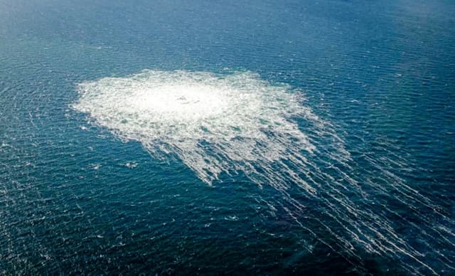 Burbujas de gas del gasoducto Nord Stream 2 en el mar Báltico, cerca de Bornholm, Dinamarca, el 27 de septiembre de 2022. (Comando de Defensa de Dinamarca/Imagen cedida a través de Reuters)
