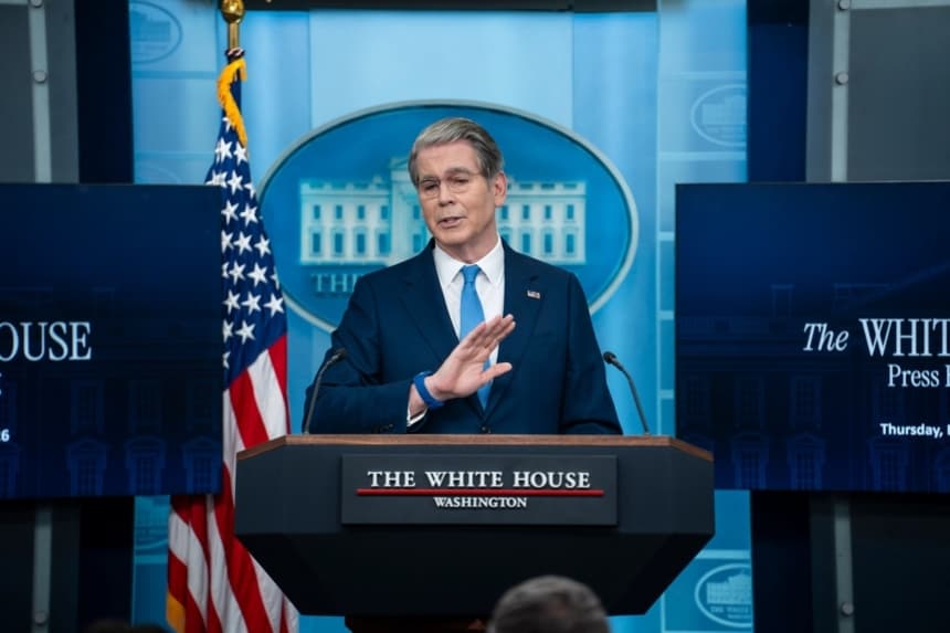 El secretario del Tesoro, Scott Bessent, habla durante una conferencia de prensa en la Casa Blanca el 28 de mayo de 2026. (Madalina Kilroy/The Epoch Times)