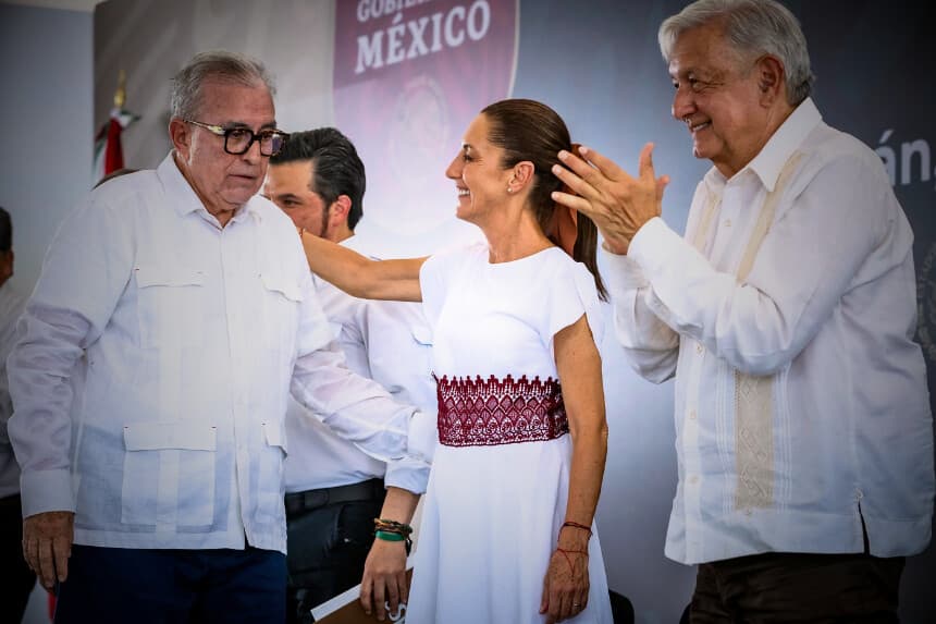 El gobernador de Sinaloa, Rubén Rocha (izquierda), saluda a la presidenta electa de México, Claudia Sheinbaum (centro), junto al presidente de México, Andrés Manuel López Obrador, durante la inauguración de un hospital público en Culiacán, estado de Sinaloa, México, el 10 de agosto de 2024. El presidente mexicano Andrés Manuel López Obrador expresó su confianza en el gobernador de Sinaloa después de que el narcotraficante Ismael "El Mayo" Zambada, capturado en Estados Unidos, dijera que planeaba reunirse con él. (RASHIDE FRIAS/AFP vía Getty Images)