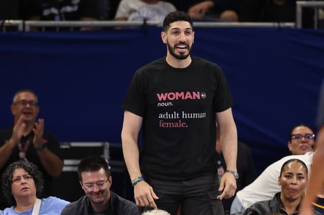 El exjugador de baloncesto Enes Kanter Freedom observa la segunda mitad del partido entre las Chicago Sky y las Indiana Fever en el Wintrust Arena de Chicago, Illinois, el 23 de agosto de 2026. (Michael Reaves/Getty Images)