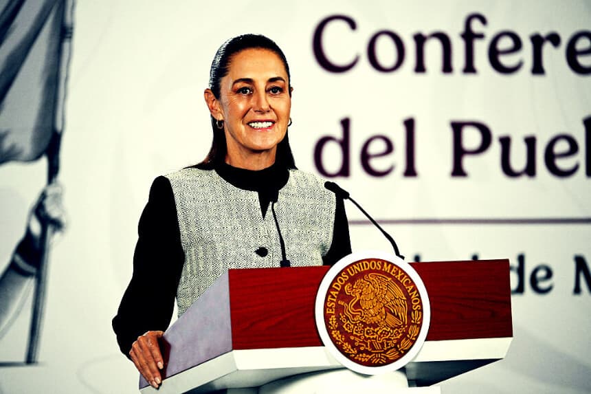 La presidenta de México, Claudia Sheinbaum, reacciona durante una rueda de prensa este lunes, en Palacio Nacional de la Ciudad de México (México). Sheinbaum pidió que la persona que sustituya a Rubén Rocha Moya al frente del Gobierno de Sinaloa tenga “capacidad, honestidad, profesionalismo y entrega al pueblo”, mientras el Congreso estatal se dispone a elegir a su relevo interino tras su nueva y sorpresiva petición de separación del cargo en medio de acusaciones de vínculos con el crimen organizado. (EFE/Mario Guzmán)