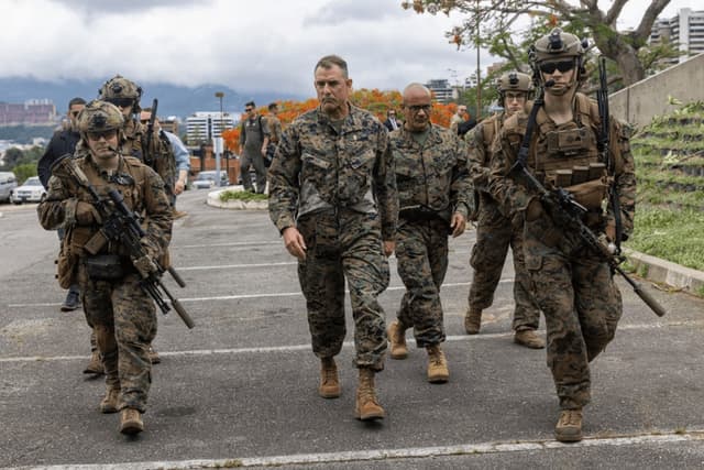 El general Francis L. Donovan (C), del Cuerpo de Marines de EE. UU. y comandante del Comando Sur de EE. UU., visita la Embajada de EE. UU. en Caracas, Venezuela, acompañado de otros marines estadounidenses, el 23 de mayo de 2026. (Foto del Cuerpo de Marines de EE. UU. tomada por el sargento de personal Nathan Mitchell)