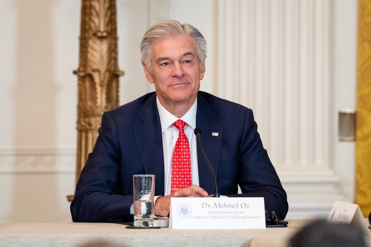 El Dr. Mehmet Oz, de los Centros de Servicios de Medicare y Medicaid, interviene durante una mesa redonda en el Salón Este de la Casa Blanca el 16 de enero de 2026. (Madalina Kilroy/The Epoch Times).