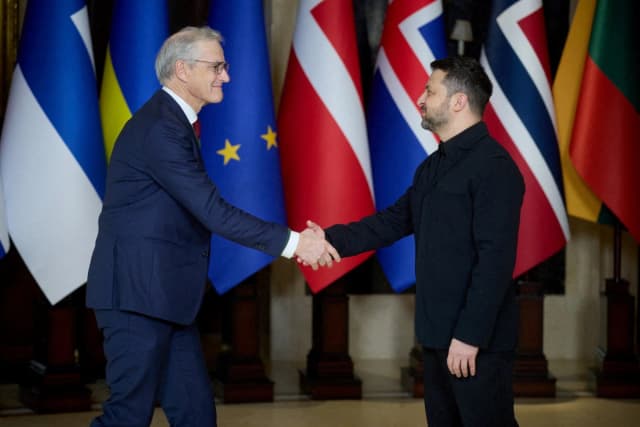El presidente ucraniano Volodymyr Zelenskyy (derecha) se reúne con el primer ministro noruego Jonas Gahr Store (izquierda) antes de una reunión de la Coalición de los Dispuestos, el 4 de febrero de 2026. (Servicio de Prensa Presidencial de Ucrania/Imagen cedida a Reuters).
