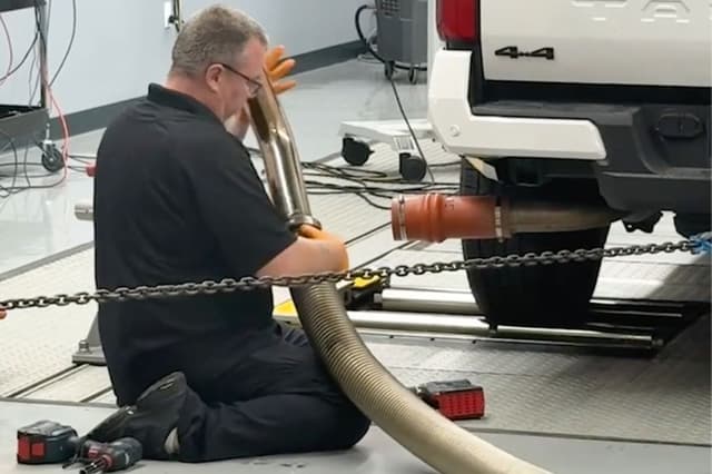 Un empleado de SEMA prepara un vehículo para la prueba de emisiones en el taller de la compañía en Detroit, Plymouth, Michigan, el 28 de julio de 2026. (Travis Gillmore/The Epoch Times).