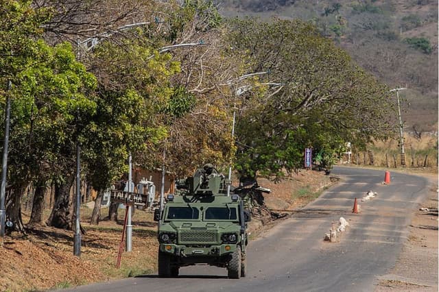 Soldados del ejército mexicano a bordo de un vehículo blindado "Ocelotl" patrullan una carretera tras una ola de violencia en la localidad de Aguililla, lugar de nacimiento del narcotraficante Nemesio Oseguera, líder del Cártel de Jalisco Nueva Generación (CJNG) en Tierra Caliente, México, el 24 de febrero de 2026. (Enrique Castro/AFP vía Getty Images)