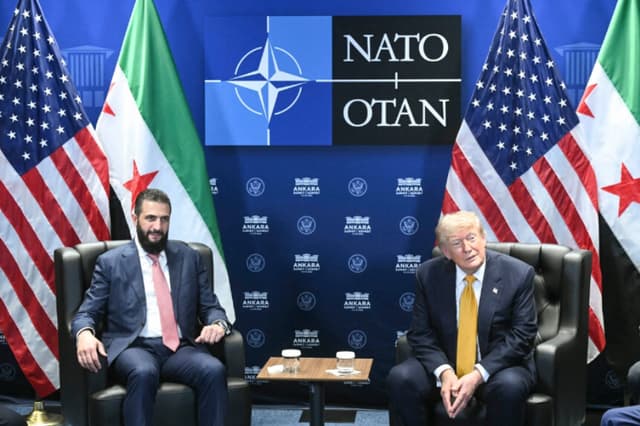 El presidente estadounidense Donald Trump se reúne con el presidente sirio Ahmed al-Sharaa (izquierda) en el marco de la Cumbre de la OTAN en el Complejo Presidencial de Bestepe en Ankara, Turquía, el 8 de julio de 2026. (Saul Loeb/AFP vía Getty Images).