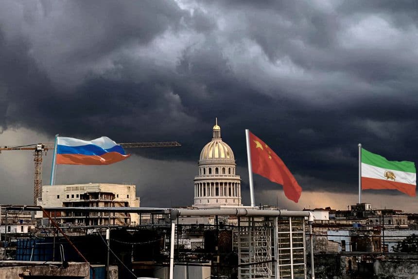 En la imagen se ven nubes de tormenta durante un corte de luz en La Habana el 14 de agosto de 2026; Banderas de Rusia, China e Irán. Composición de The Epoch Times. (YAMIL LAGE / AFP vía Getty Images; Pixabay/IGORN; chriskyfung; phoenix64)