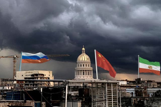 En la imagen se ven nubes de tormenta durante un corte de luz en La Habana el 14 de agosto de 2026; Banderas de Rusia, China e Irán. Composición de The Epoch Times. (YAMIL LAGE / AFP vía Getty Images; Pixabay/IGORN; chriskyfung; phoenix64)