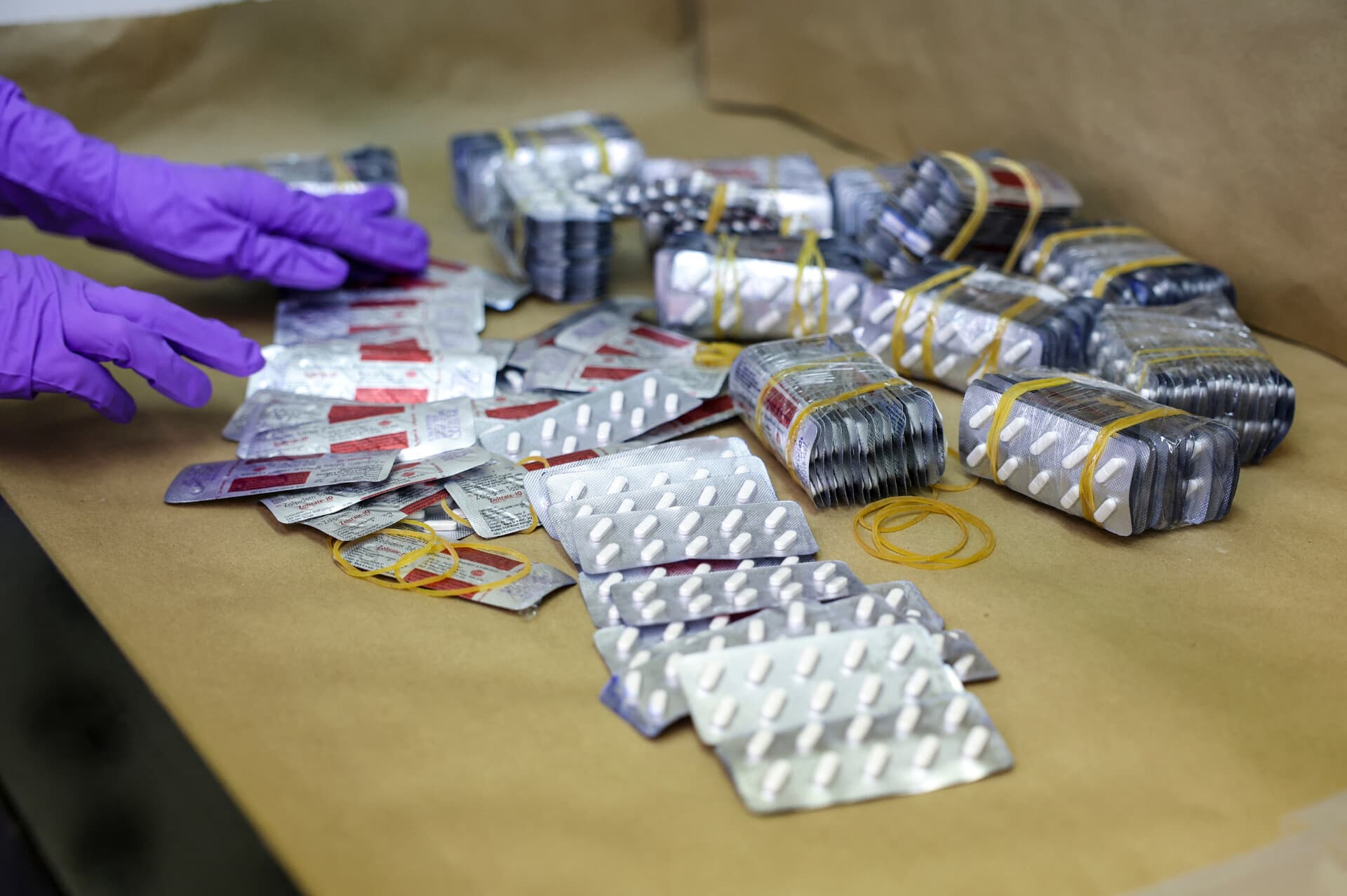 Detienen a exfuncionario deportivo de Sinaloa en EE. UU. con 111,000 pastillas de fentanilo