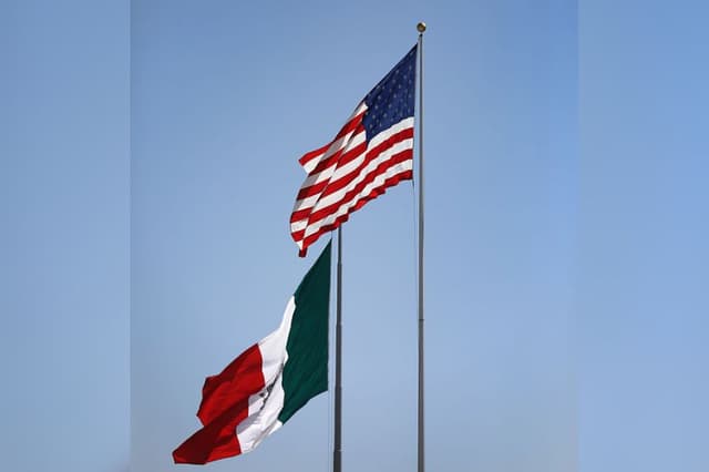 Las banderas de Estados Unidos y México ondean a ambos lados de la frontera entre Estados Unidos y México, el 23 de septiembre de 2016 en Tijuana, México. (John Moore/Getty Images)