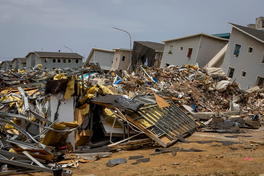 Fotografía del 17 de agosto del 2026 que muestra escombros de viviendas afectadas por los terremotos del 24 junio en Catia La Mar, Venezuela. La remoción de escombros tras el doble terremoto de hace dos meses en Venezuela es un proceso que puede demorar hasta un año para culminar, advierten expertos y el Gobierno de Delcy Rodríguez, mientras la reconstrucción sigue siendo un proyecto pendiente cuando miles de personas permanecen en refugios o albergues improvisados. (EFE/ Miguel Gutiérrez)
