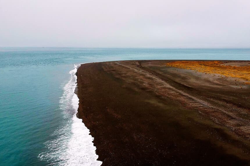 Vista aérea de Punta Dungeness, la entrada oriental del Estrecho de Magallanes en su costa norte, en la frontera entre Argentina y Chile, en la provincia de Santa Cruz, Argentina, el 24 de mayo de 2026. Según el Tratado de Paz y Amistad de 1984 entre Chile y Argentina, la línea entre Punta Dungeness y el Cabo Espíritu Santo marca los límites de las aguas territoriales de cada país y la entrada oriental del Estrecho de Magallanes. (WALTER DIAZ / AFP vía Getty Images)